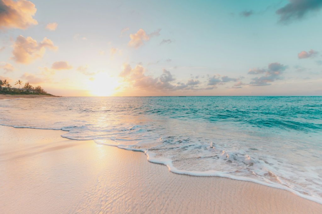 plage paradisiaque avec coucher du soleil