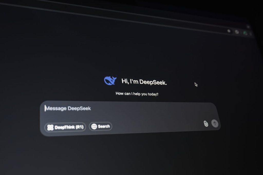 La recherche devient de plus en plus conversationnelle avec l'utilisation de Chatbot comme ChatGPT ou DeepSeek, que l'on voit sur la photo